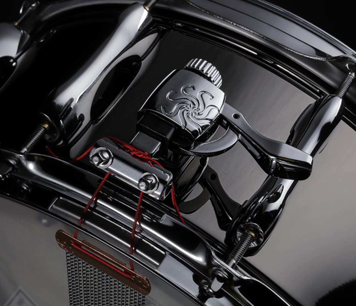 Sakae MIJ Black Nickel brass snare drum – strainer and snare wire detail