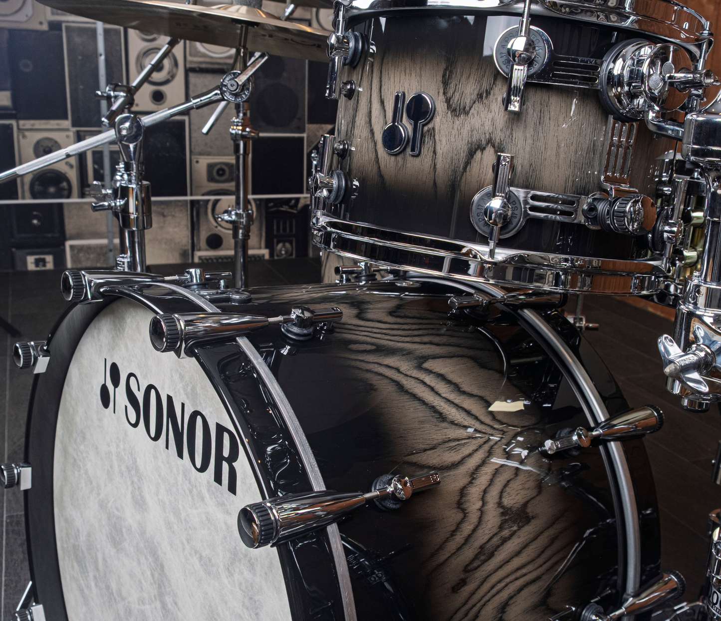 SONOR SQ2 22" 3-piece Shell Pack In Snow Tiger High Gloss with Black Burst