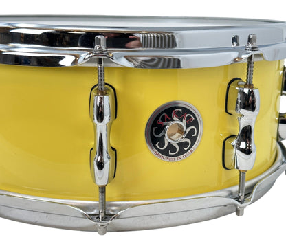 Ex Demo Sakae Evolved 14" x 5.5" Snare Drum in Cheese Cake – close-up of Sakae badge and lacquer finish