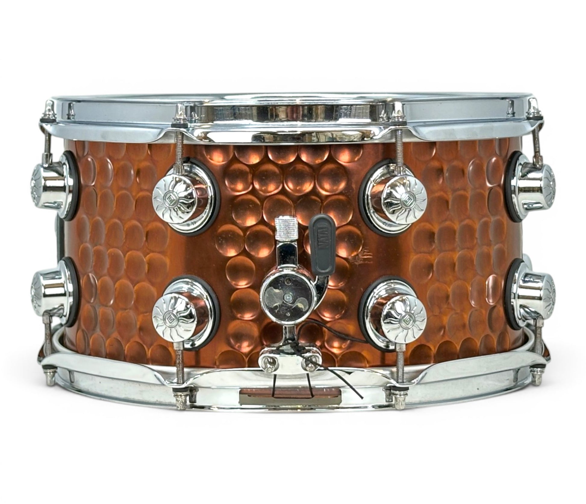 Natal Cafe Racer 13 x 7 hammered steel snare – Tri-Throw strainer view