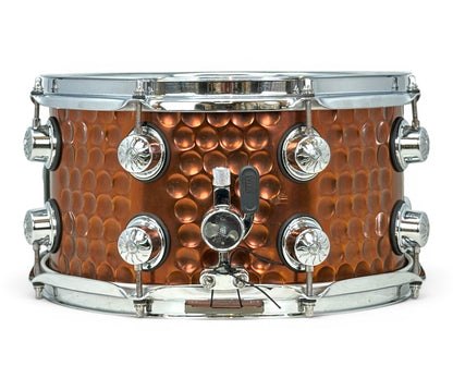Natal Cafe Racer 13 x 7 hammered steel snare – Tri-Throw strainer view