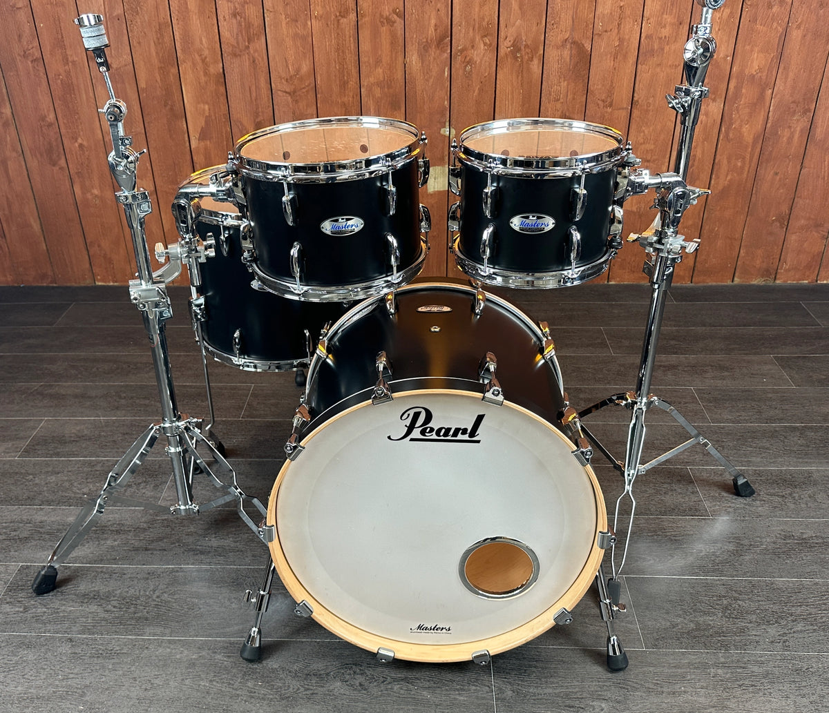 Pearl Masters shell pack in Matt Caviar Black, straight-on view of bass drum and rack toms