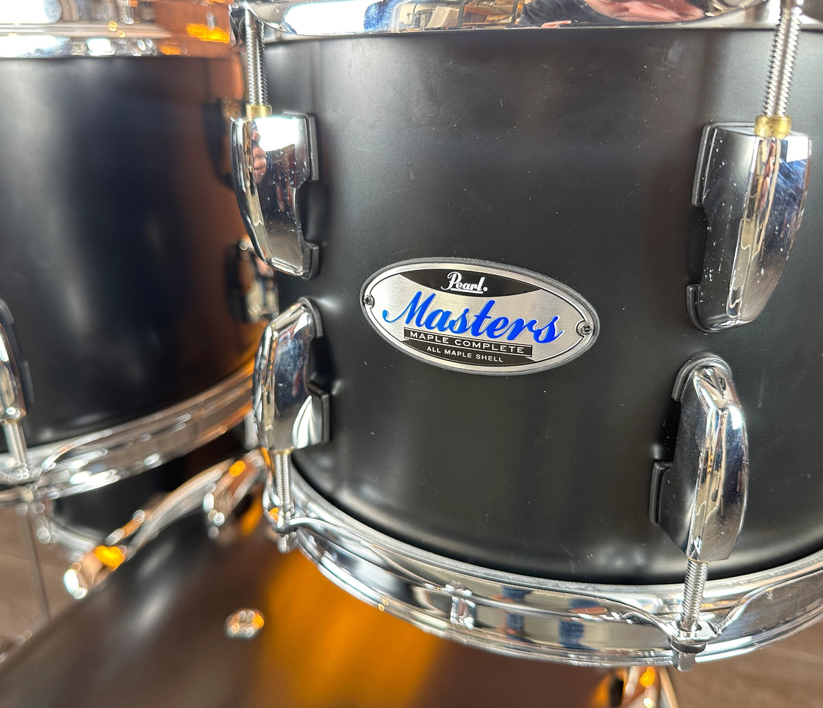 Close-up of Pearl Masters badge and Matt Caviar Black finish on rack tom