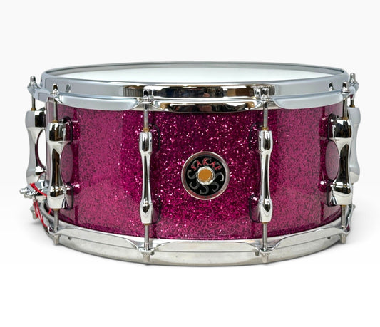 Sakae Evolved 14" x 6.5" Snare Drum in Magenta Sparkle – side view with Sakae badge