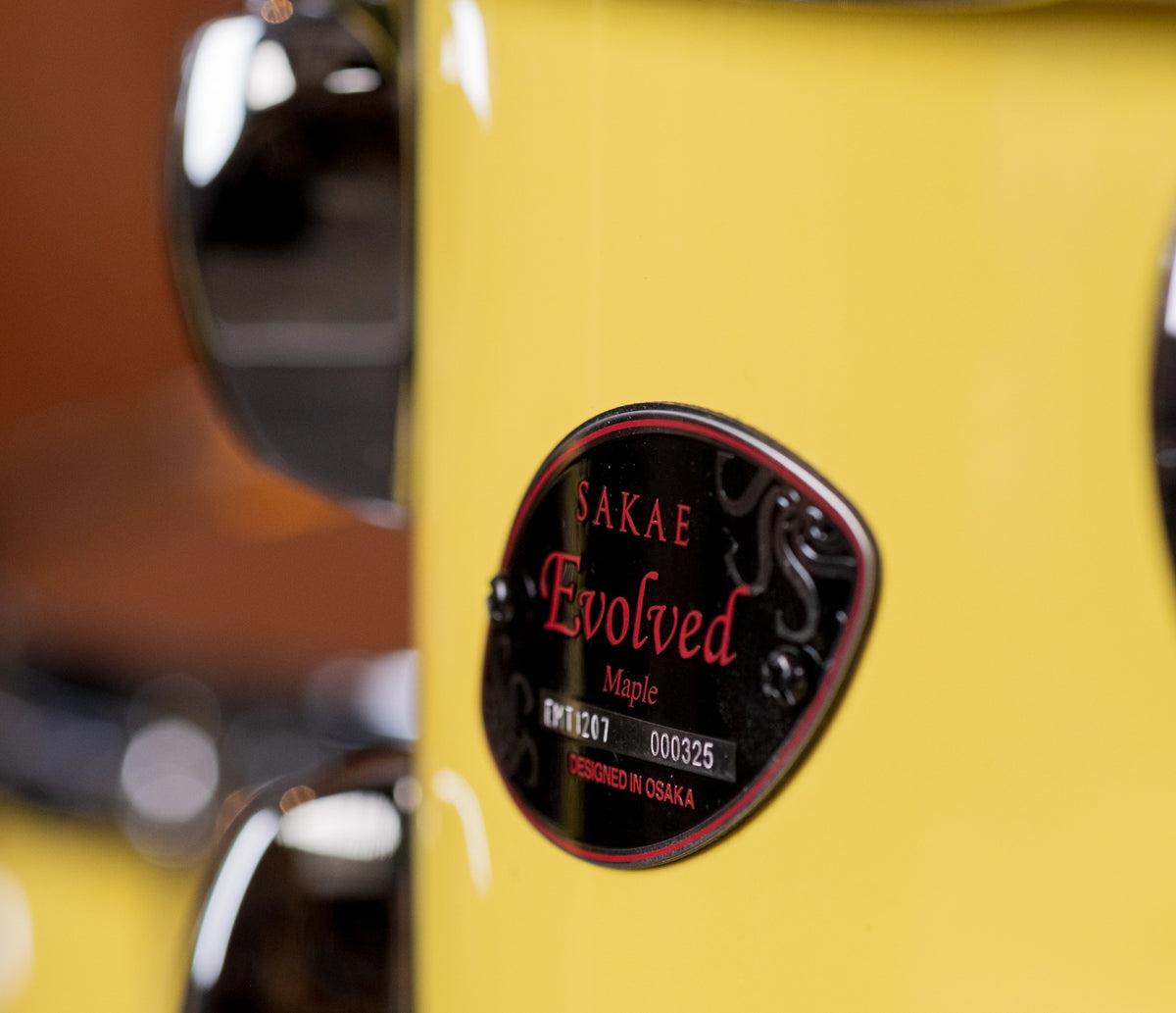 Sakae Evolved Gen2 badge on Cheesecake Lacquer maple shell