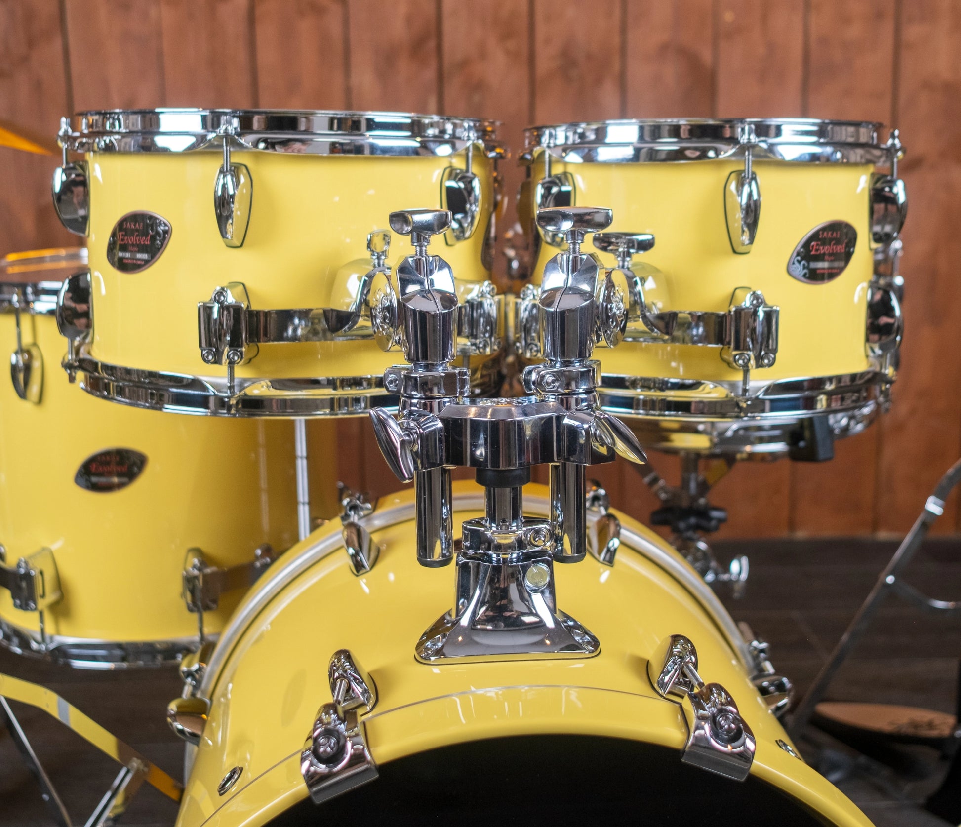 Sakae Evolved Gen2 rack toms and 18-inch bass drum in Cheesecake Lacquer