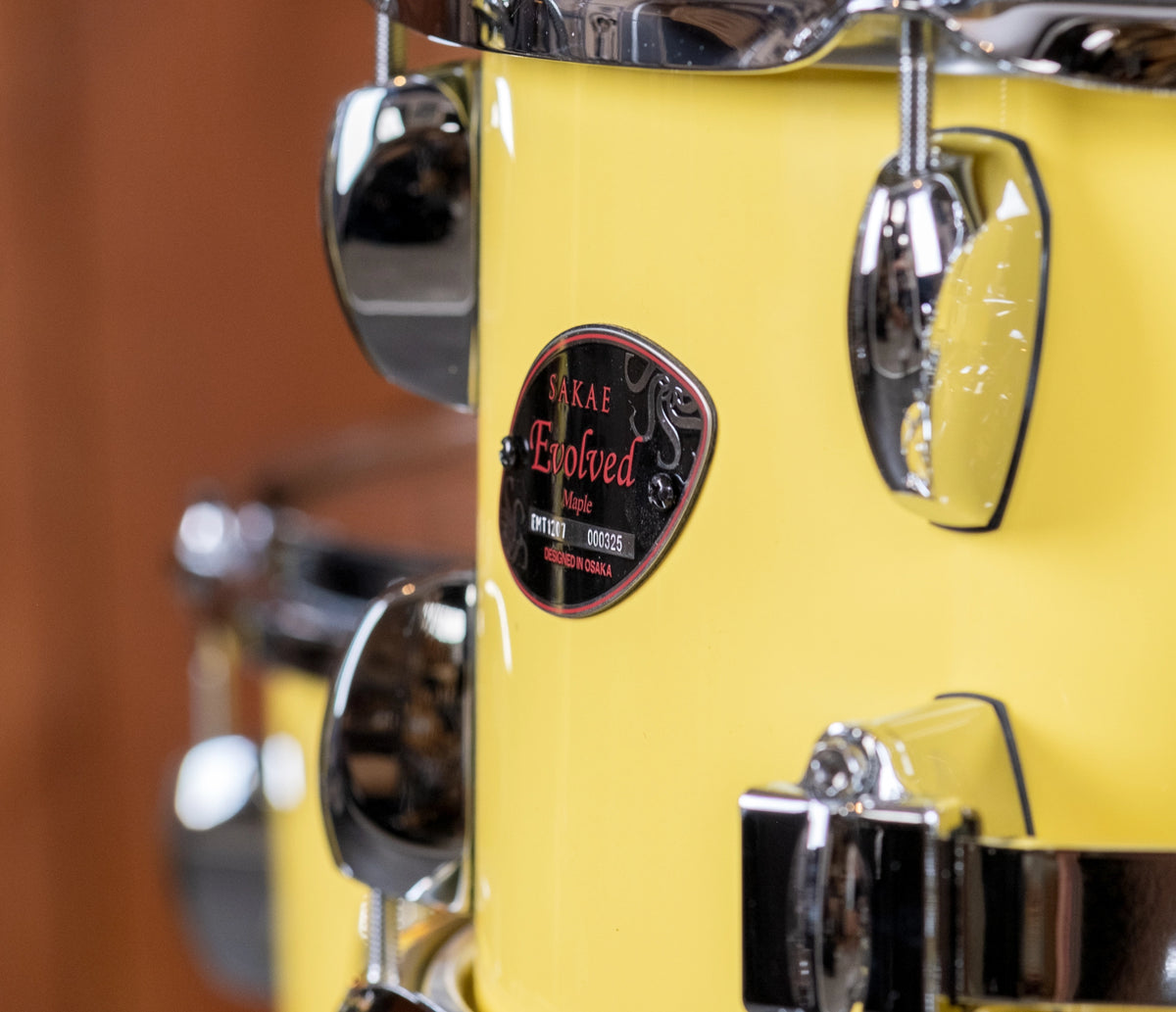 Sakae Evolved Gen2 maple shell badge on Cheesecake Lacquer finish