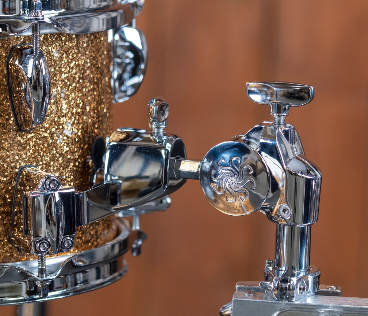 Sakae Evolved Gen2 tom mounting hardware and sparkle finish – detail