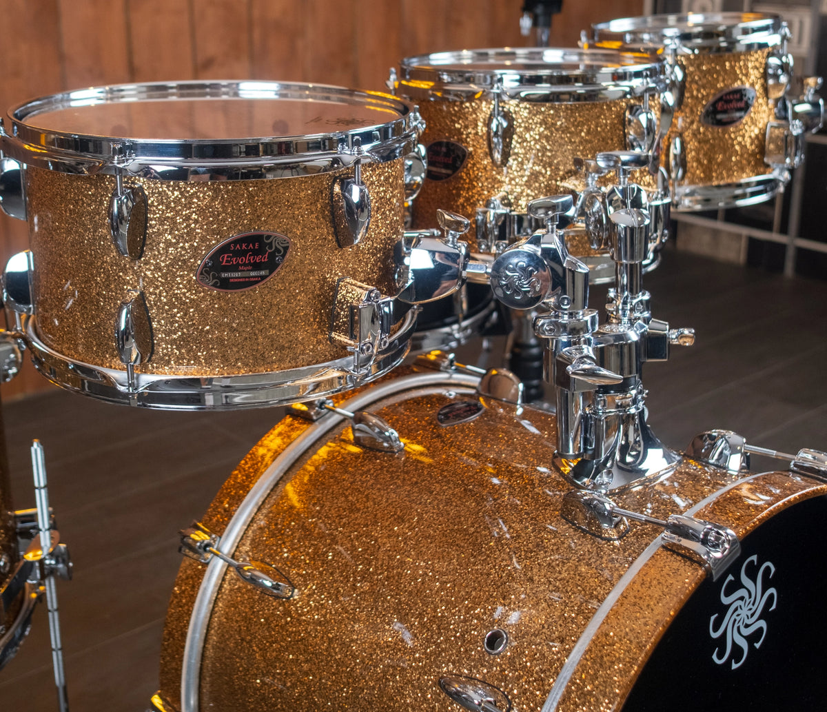 Sakae Evolved Gen2 Gold Champagne Sparkle toms and bass drum – angled detail