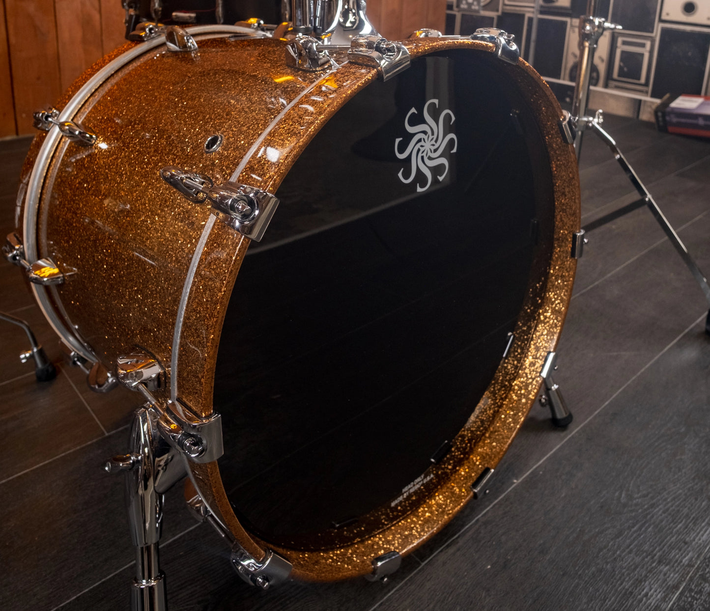 Sakae Evolved Gen2 20-inch bass drum in Gold Champagne Sparkle – angled view