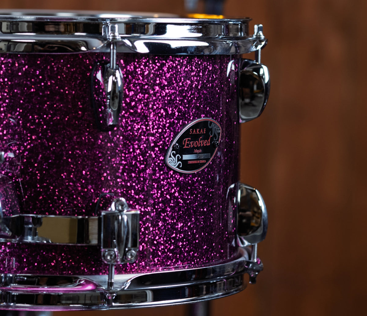 Sakae Evolved Gen2 badge on Magenta Sparkle maple tom shell
