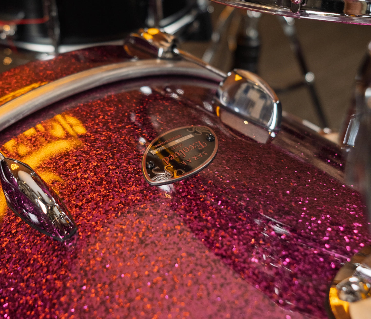 Sakae Evolved Gen2 bass drum shell and badge in Magenta Sparkle – detail