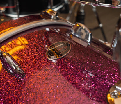 Sakae Evolved Gen2 bass drum shell and badge in Magenta Sparkle – detail