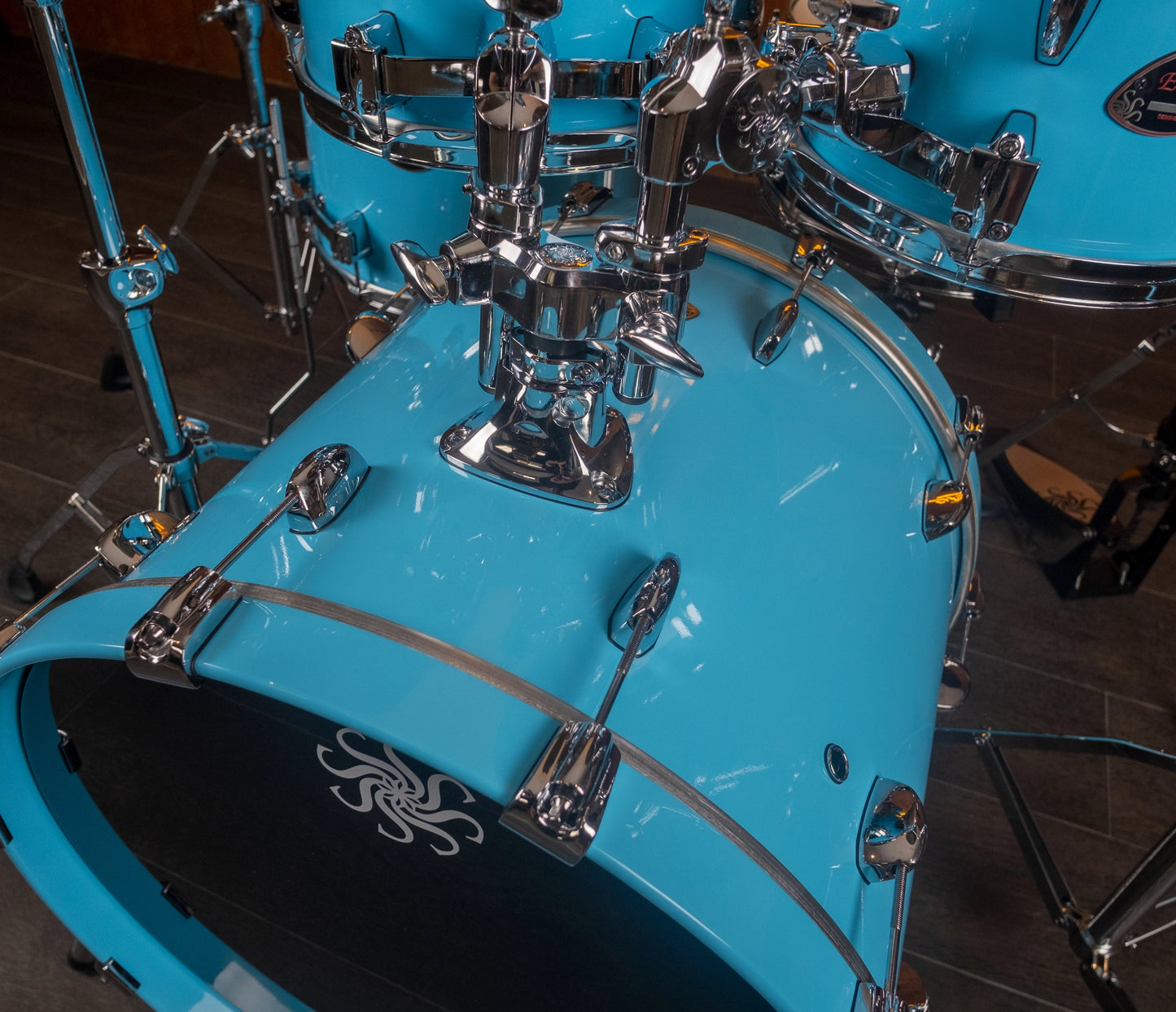 Sakae Evolved Gen2 Sonic Blue bass drum and tom mounting hardware – detail