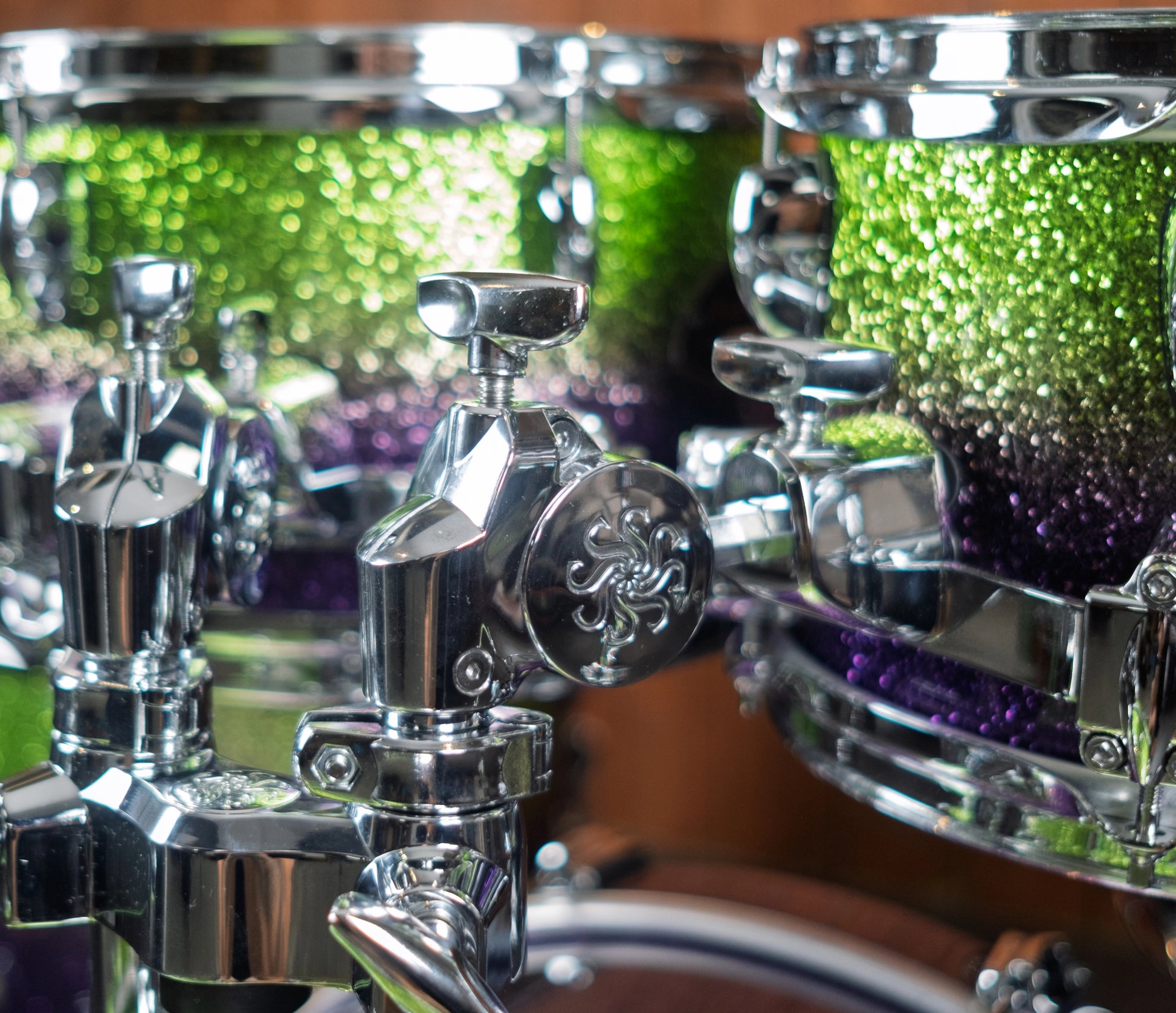Sakae Evolved Gen2 tom holder and green to purple sparkle finish – close-up