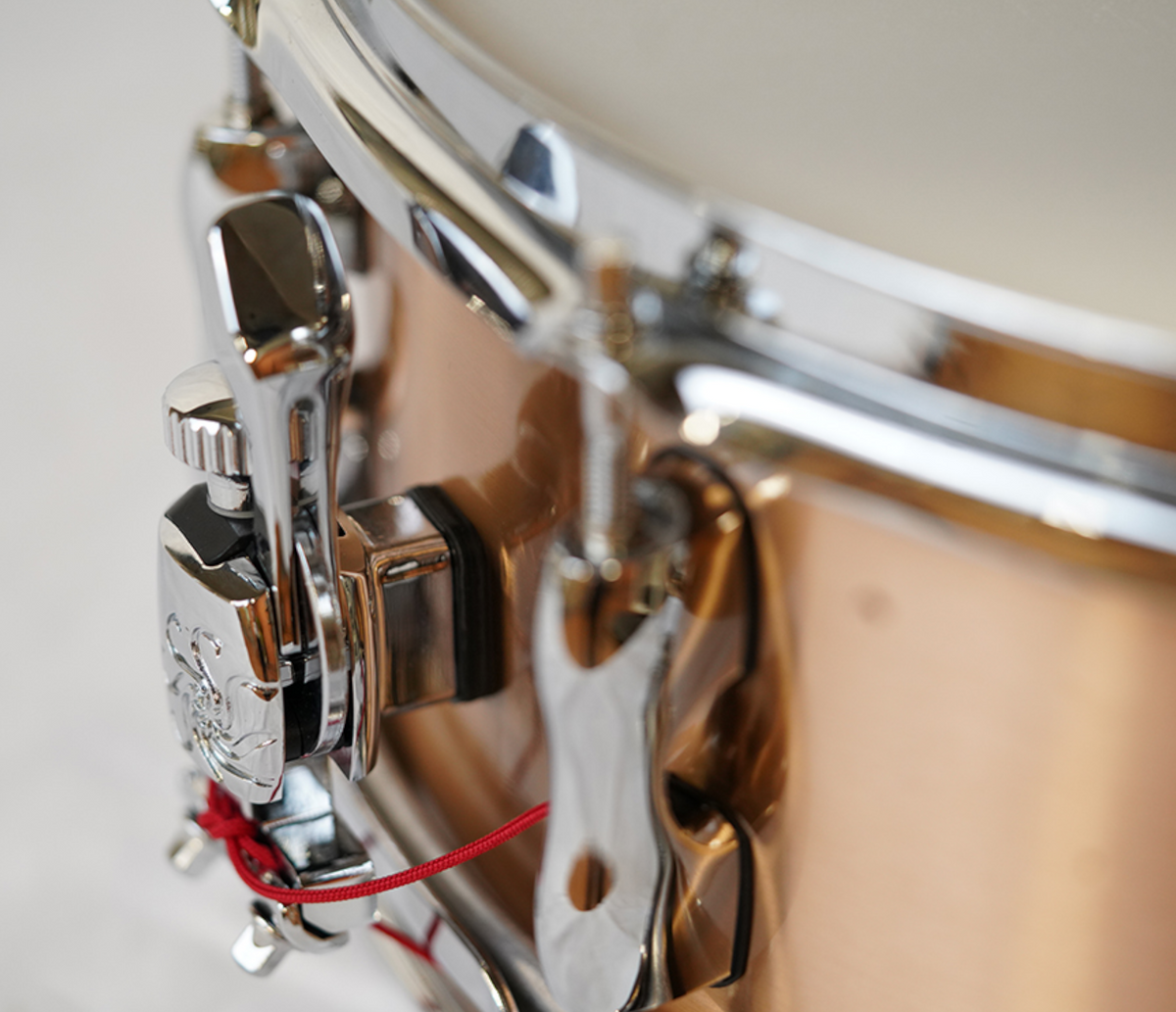 Sakae MIJ 14" x 5.5" Cast Phosphor Bronze Snare Drum – strainer and shell detail