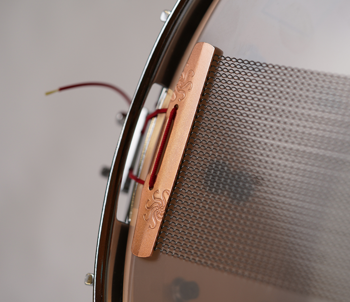 Sakae MIJ 14" x 5.5" Cast Phosphor Bronze Snare Drum – snare wires and butt plate detail