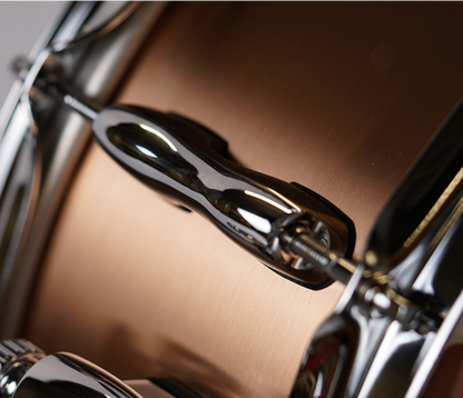 Sakae MIJ 14" x 5.5" Cast Phosphor Bronze Snare Drum – lug and shell close-up