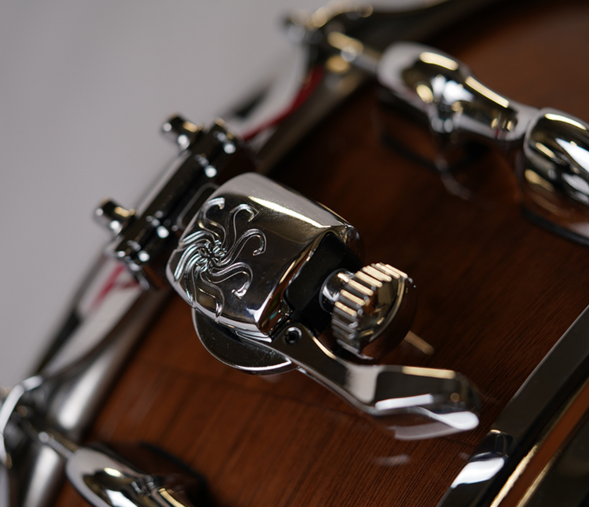 Sakae MIJ 14" x 5.5" Walnut Snare Drum – strainer and shell detail