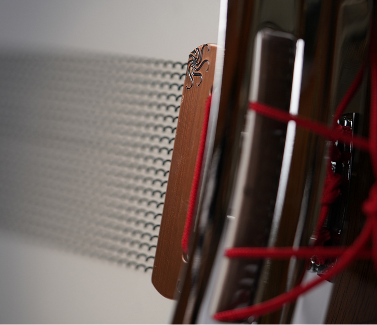 Sakae MIJ 14" x 5.5" Walnut Snare Drum – snare wires and butt plate detail