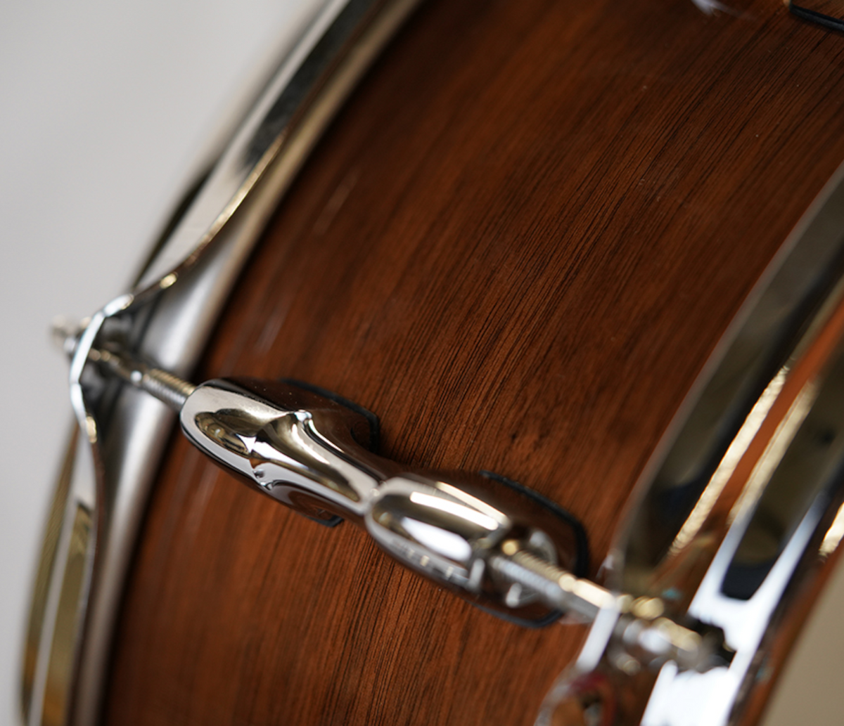 Sakae MIJ 14" x 5.5" Walnut Snare Drum – angled shell and lug detail