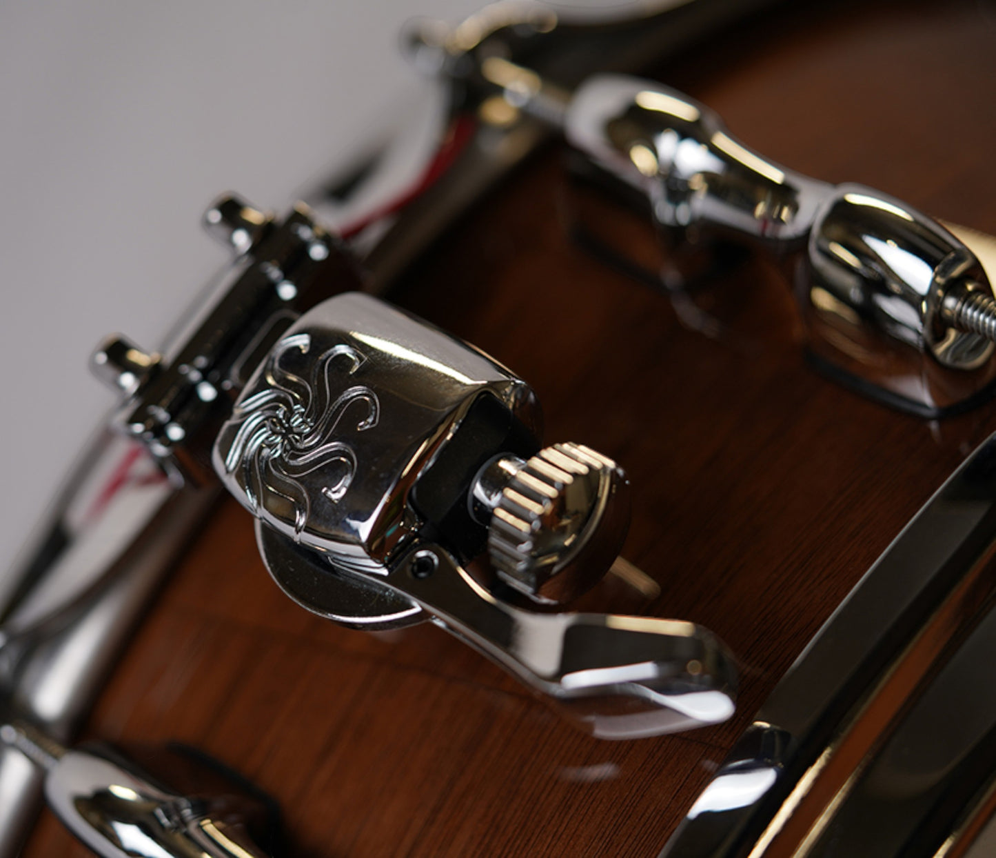 Sakae MIJ 14" x 6.5" Walnut Snare Drum SD1465WNJ throw off closeup