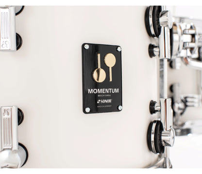 Sonor Momentum 20" 3-Piece Shell Pack in Satin Pure White – white shell finish and Momentum badge close-up