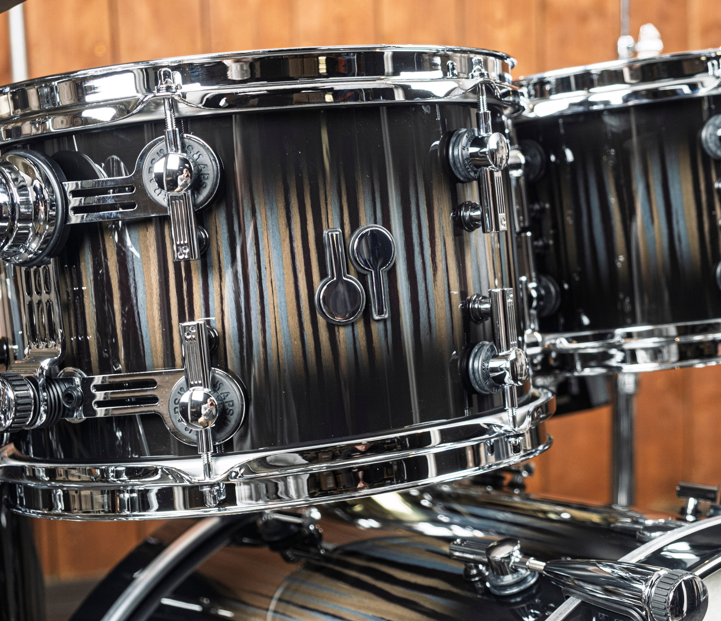 SONOR SQ2 22" 4-piece Shell Pack In Strata Wood High Gloss Black Burst tom closeup